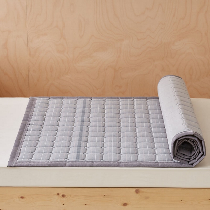 91家纺网 家纺一手货源 找家纺 暖季家纺 2025新款A类水洗棉学生絮叠床护垫 絮叠床护垫-马里奥灰