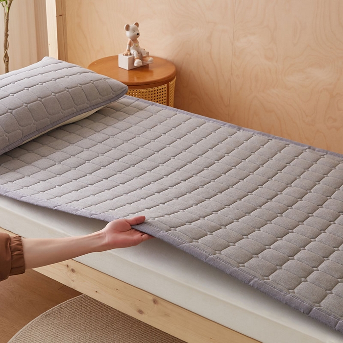 91家纺网 家纺一手货源 找家纺 暖季家纺 2025新款A类水洗棉学生絮叠床护垫 絮叠床护垫-灰