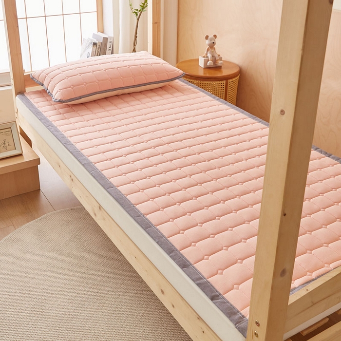 91家纺网 家纺一手货源 找家纺 暖季家纺 2025新款A类水洗棉学生絮叠床护垫 絮叠床护垫-粉