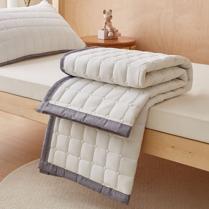 91家纺网 家纺一手货源 找家纺 暖季家纺 2025新款A类水洗棉学生絮叠床护垫 絮叠床护垫-月光白