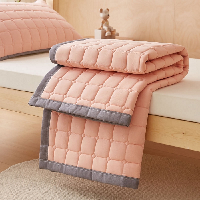 91家纺网 家纺一手货源 找家纺 暖季家纺 2025新款A类水洗棉学生絮叠床护垫 絮叠床护垫-粉