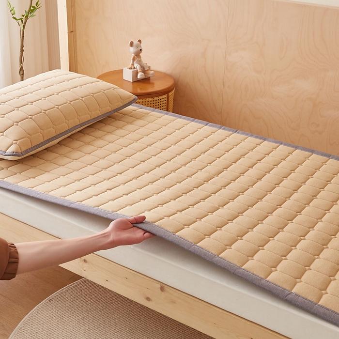 91家纺网 家纺一手货源 找家纺 暖季家纺 2025新款A类水洗棉学生絮叠床护垫 絮叠床护垫-卡其