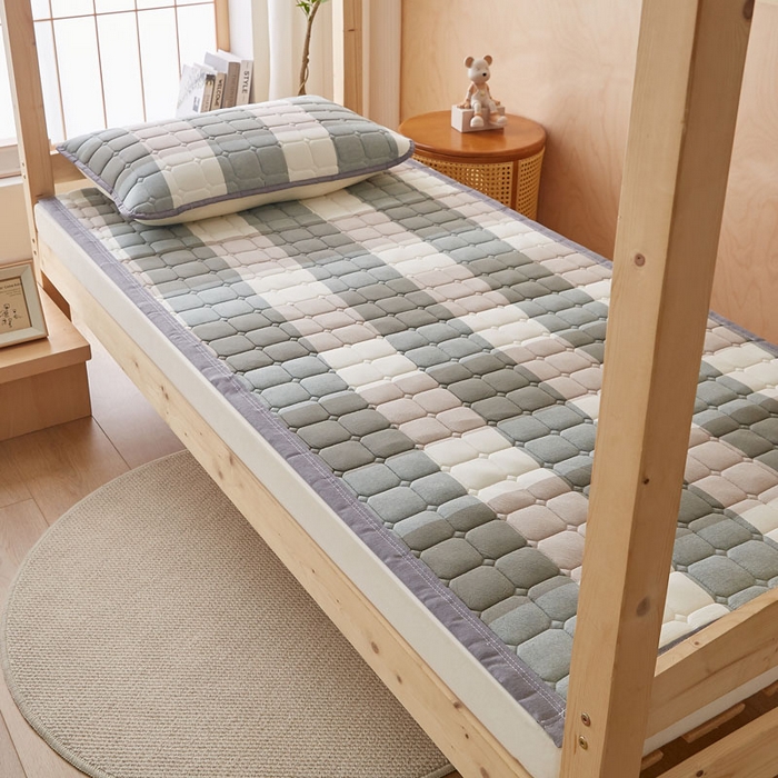 91家纺网 家纺一手货源 找家纺 暖季家纺 2025新款A类水洗棉学生絮叠床护垫 絮叠床护垫-绿大格