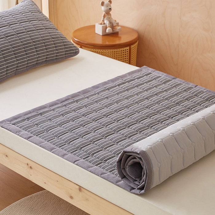 91家纺网 家纺一手货源 找家纺 暖季家纺 2025新款A类水洗棉学生絮叠床护垫 絮叠床护垫-灰细条