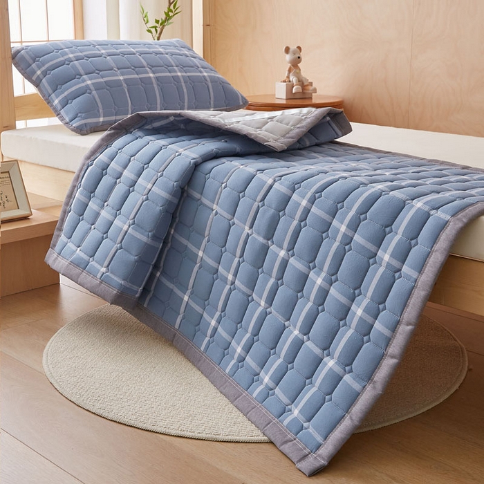 91家纺网 家纺一手货源 找家纺 暖季家纺 2025新款A类水洗棉学生絮叠床护垫 絮叠床护垫-兰灰中格