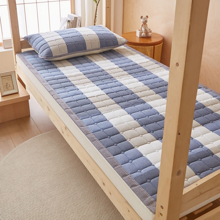 91家纺网 家纺一手货源 找家纺 暖季家纺 2025新款A类水洗棉学生絮叠床护垫 絮叠床护垫-蓝大格