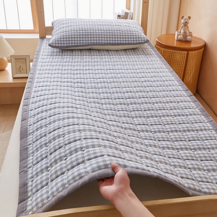 91家纺网 家纺一手货源 找家纺 暖季家纺 2025新款A类水洗棉学生絮叠床护垫 絮叠床护垫-蓝小格