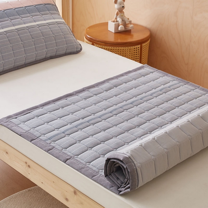 91家纺网 家纺一手货源 找家纺 暖季家纺 2025新款A类水洗棉学生絮叠床护垫 絮叠床护垫-马里奥灰