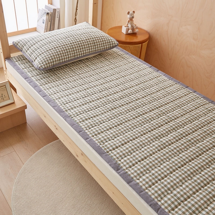 91家纺网 家纺一手货源 找家纺 暖季家纺 2025新款A类水洗棉学生絮叠床护垫 絮叠床护垫-绿小格