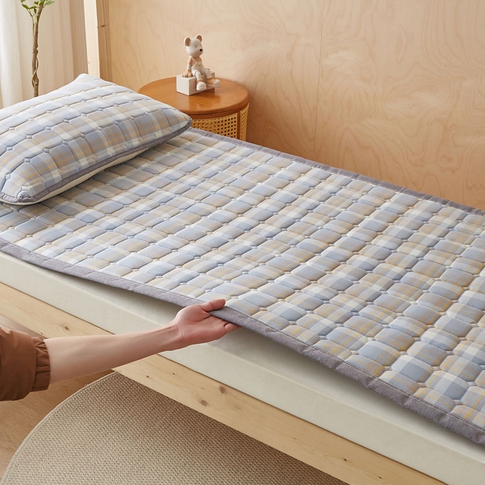 91家纺网 家纺一手货源 找家纺 暖季家纺 2025新款A类水洗棉学生絮叠床护垫 絮叠床护垫-简兮蓝