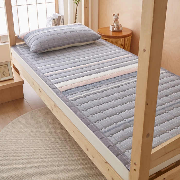 91家纺网 家纺一手货源 找家纺 暖季家纺 2025新款A类水洗棉学生絮叠床护垫 絮叠床护垫-马里奥灰