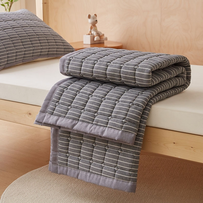 91家纺网 家纺一手货源 找家纺 暖季家纺 2025新款A类水洗棉学生絮叠床护垫 絮叠床护垫-灰细条