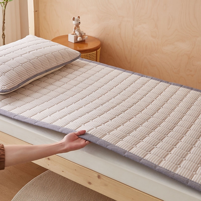 91家纺网 家纺一手货源 找家纺 暖季家纺 2025新款A类水洗棉学生絮叠床护垫 絮叠床护垫-咖细条