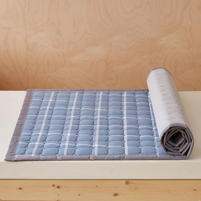 91家纺网 家纺一手货源 找家纺 暖季家纺 2025新款A类水洗棉学生絮叠床护垫 絮叠床护垫-兰灰中格