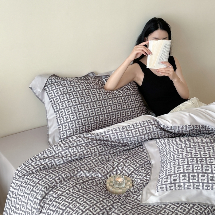 91家纺网 家纺一手货源 找家纺 赫帛 2025新款60s数码印花天丝棉四件套-字母F 字母F-紫灰色