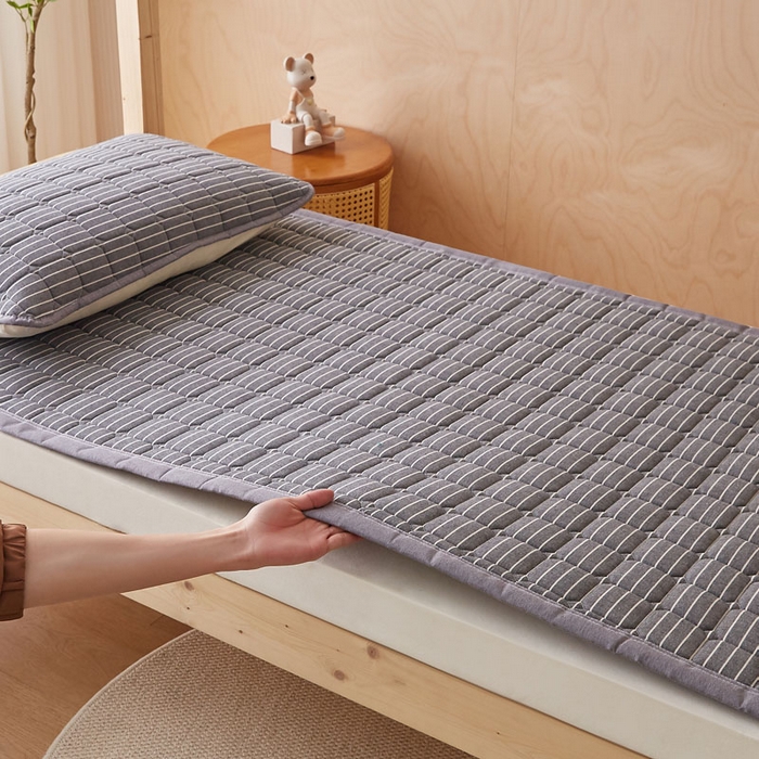 91家纺网 家纺一手货源 找家纺 暖季家纺 2025新款A类水洗棉学生絮叠床护垫 絮叠床护垫-灰细条