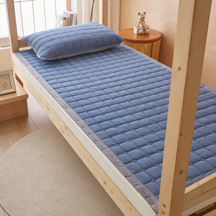 91家纺网 家纺一手货源 找家纺 暖季家纺 2025新款A类水洗棉学生絮叠床护垫 絮叠床护垫-蓝