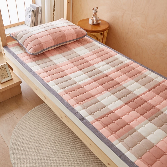 91家纺网 家纺一手货源 找家纺 暖季家纺 2025新款A类水洗棉学生絮叠床护垫 絮叠床护垫-粉大格