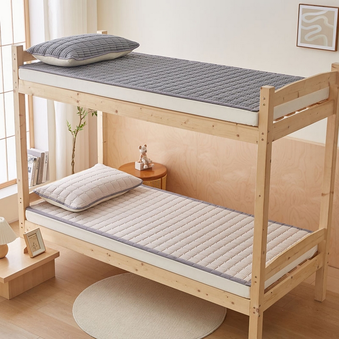 91家纺网 家纺一手货源 找家纺 暖季家纺 2025新款A类水洗棉学生絮叠床护垫 絮叠床护垫-咖细条