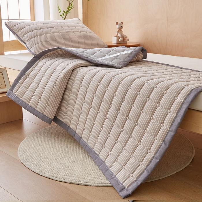 91家纺网 家纺一手货源 找家纺 暖季家纺 2025新款A类水洗棉学生絮叠床护垫 絮叠床护垫-咖细条