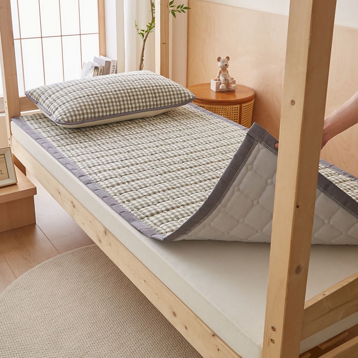 91家纺网 家纺一手货源 找家纺 暖季家纺 2025新款A类水洗棉学生絮叠床护垫 絮叠床护垫-绿小格