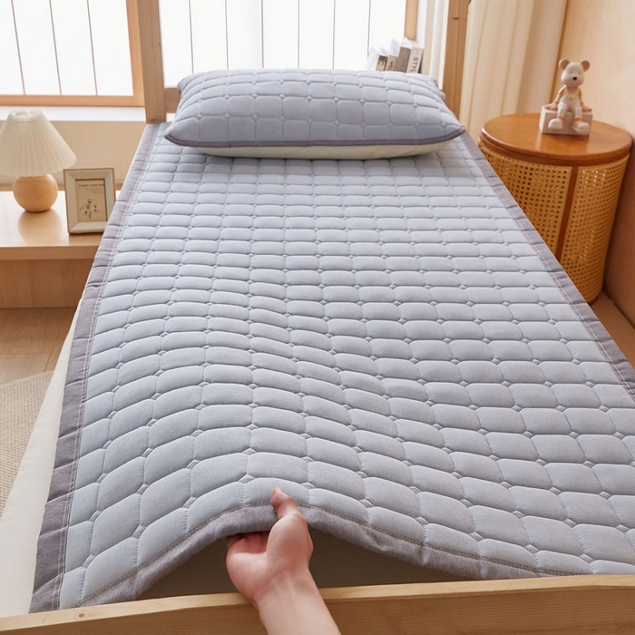 91家纺网 家纺一手货源 找家纺 暖季家纺 2025新款A类水洗棉学生絮叠床护垫 絮叠床护垫-浅灰