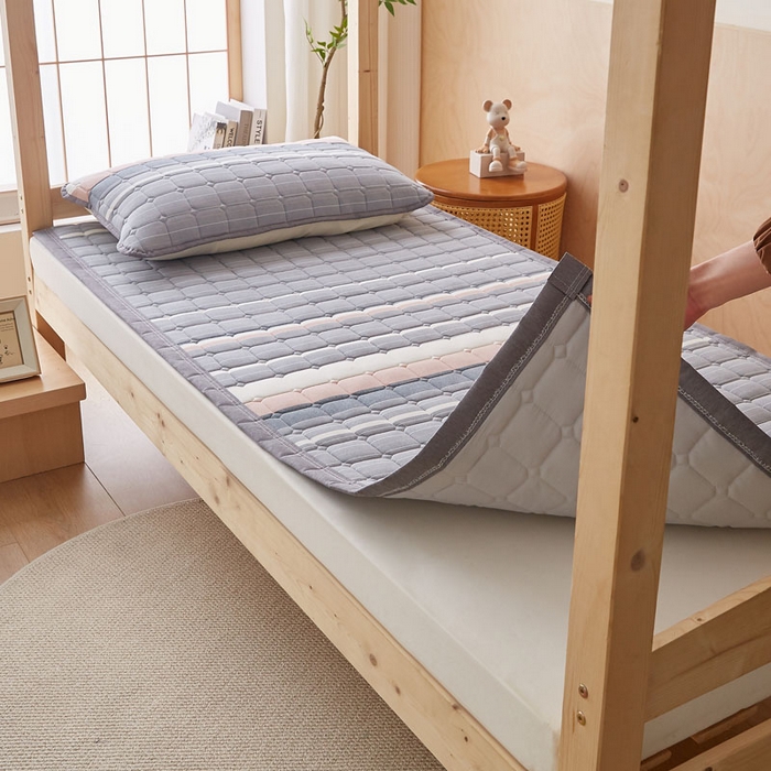 91家纺网 家纺一手货源 找家纺 暖季家纺 2025新款A类水洗棉学生絮叠床护垫 絮叠床护垫-马里奥灰