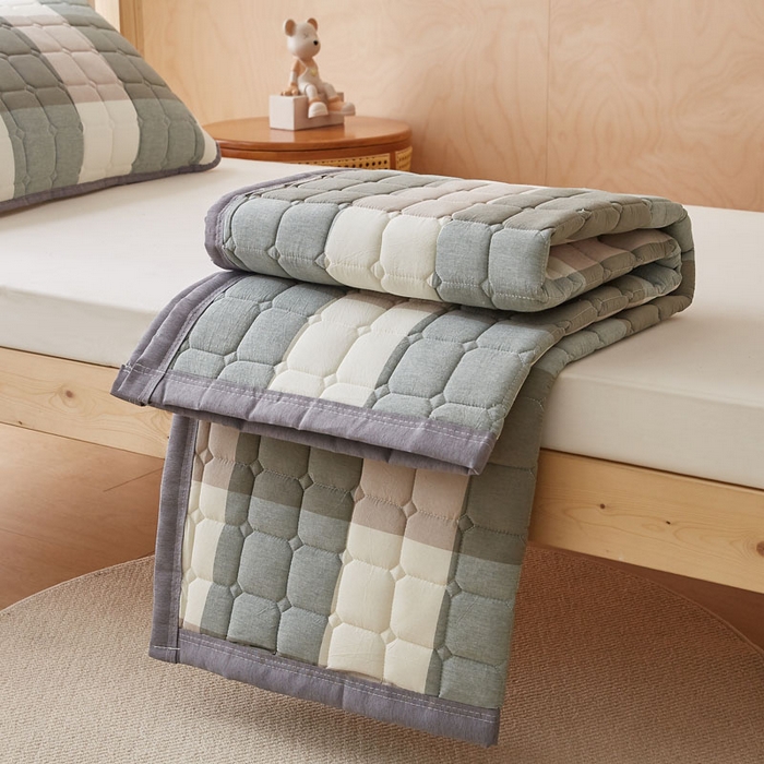 91家纺网 家纺一手货源 找家纺 暖季家纺 2025新款A类水洗棉学生絮叠床护垫 絮叠床护垫-绿大格