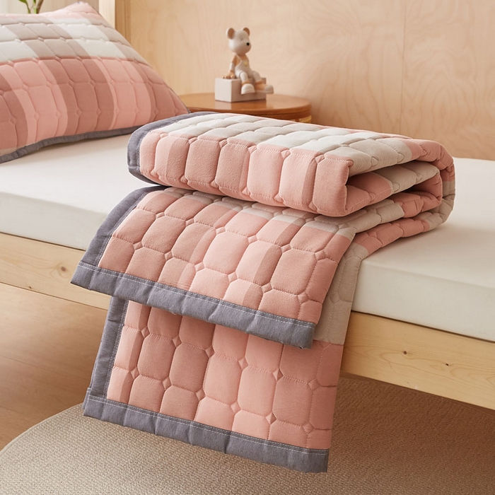 91家纺网 家纺一手货源 找家纺 暖季家纺 2025新款A类水洗棉学生絮叠床护垫 絮叠床护垫-粉大格