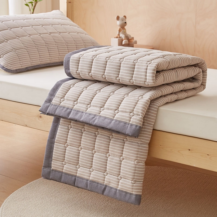 91家纺网 家纺一手货源 找家纺 暖季家纺 2025新款A类水洗棉学生絮叠床护垫 絮叠床护垫-咖细条