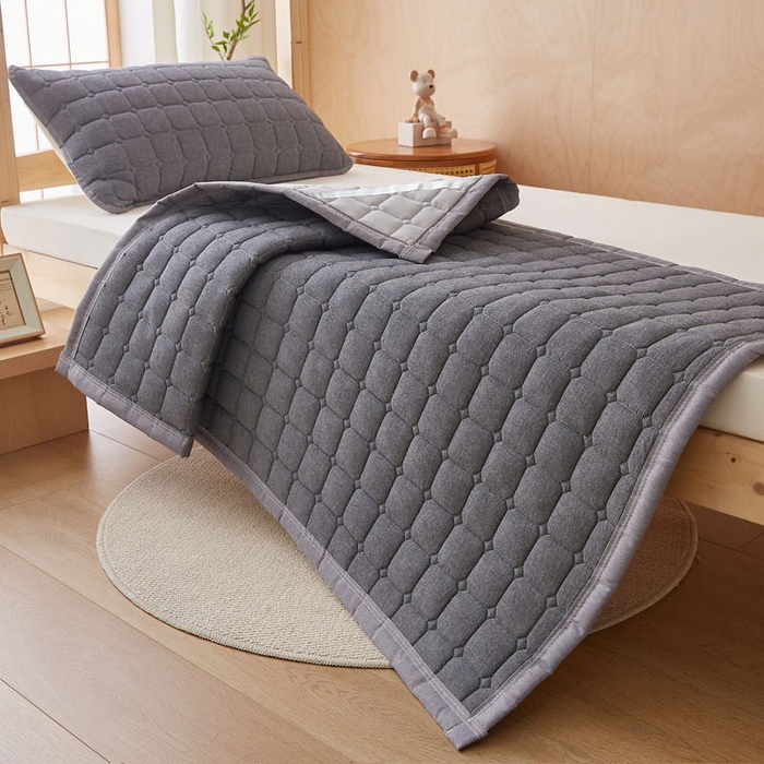 91家纺网 家纺一手货源 找家纺 暖季家纺 2025新款A类水洗棉学生絮叠床护垫 絮叠床护垫-深灰