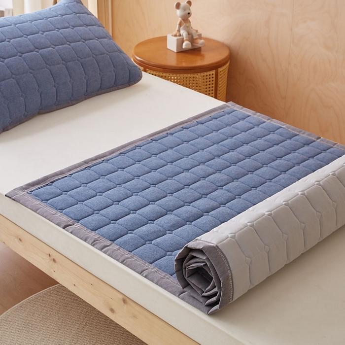 91家纺网 家纺一手货源 找家纺 暖季家纺 2025新款A类水洗棉学生絮叠床护垫 絮叠床护垫-蓝