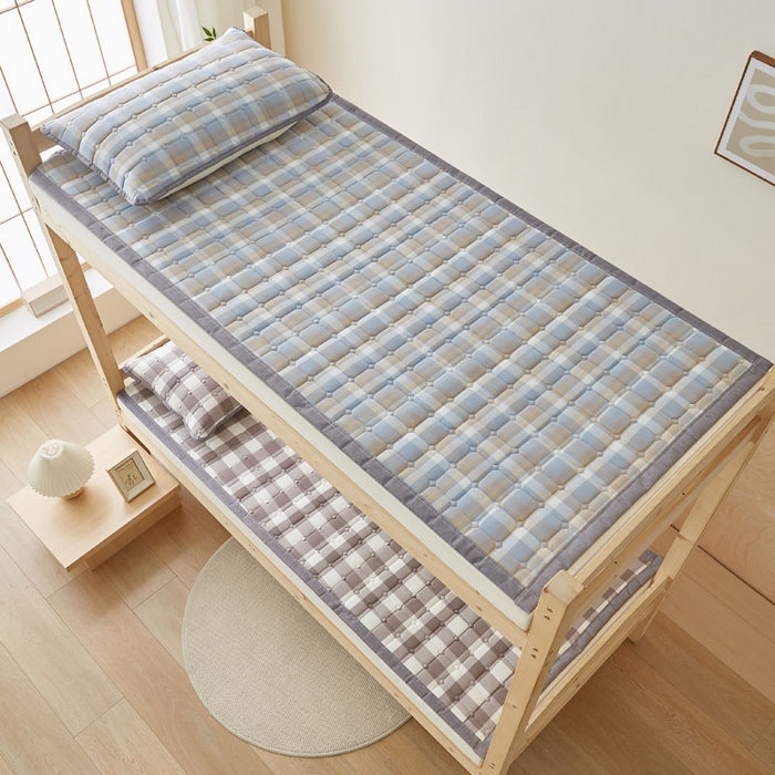 91家纺网 家纺一手货源 找家纺 暖季家纺 2025新款A类水洗棉学生絮叠床护垫 絮叠床护垫-简兮蓝