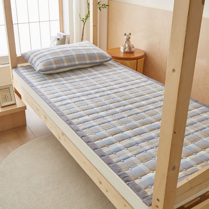 91家纺网 家纺一手货源 找家纺 暖季家纺 2025新款A类水洗棉学生絮叠床护垫 絮叠床护垫-简兮蓝