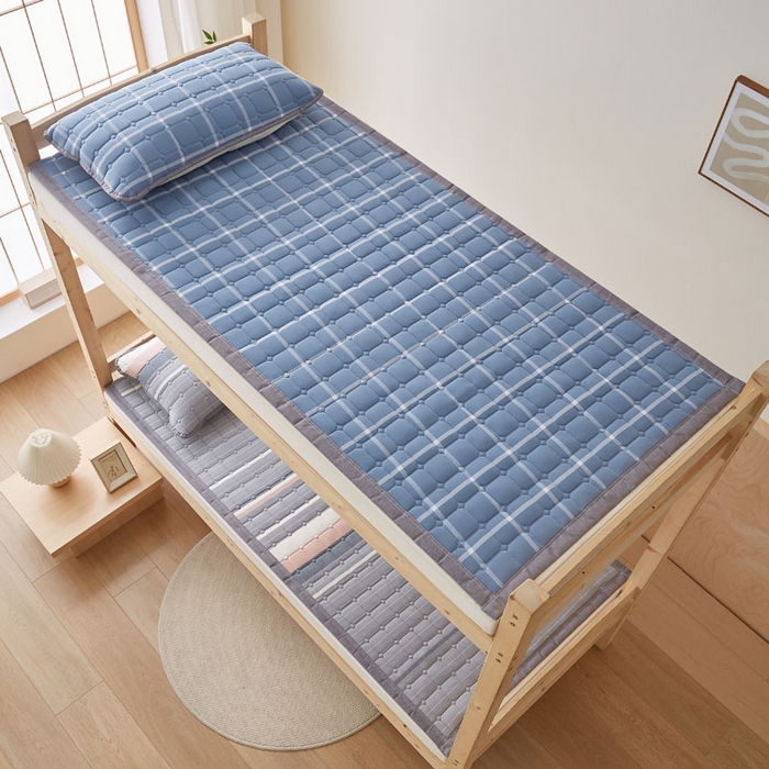 91家纺网 家纺一手货源 找家纺 暖季家纺 2025新款A类水洗棉学生絮叠床护垫 絮叠床护垫-兰灰中格