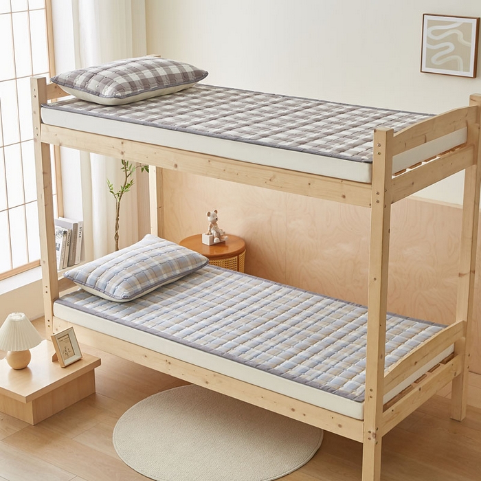 91家纺网 家纺一手货源 找家纺 暖季家纺 2025新款A类水洗棉学生絮叠床护垫 絮叠床护垫-简兮蓝