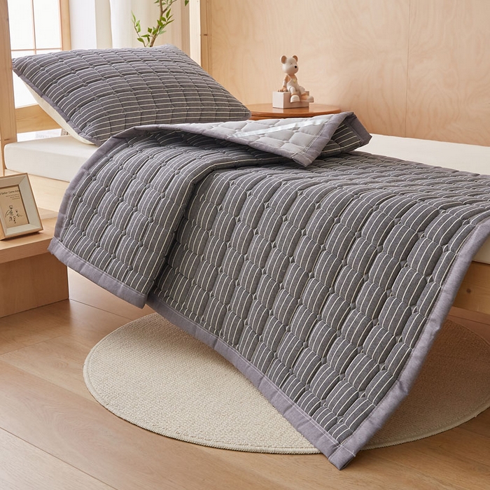 91家纺网 家纺一手货源 找家纺 暖季家纺 2025新款A类水洗棉学生絮叠床护垫 絮叠床护垫-灰细条