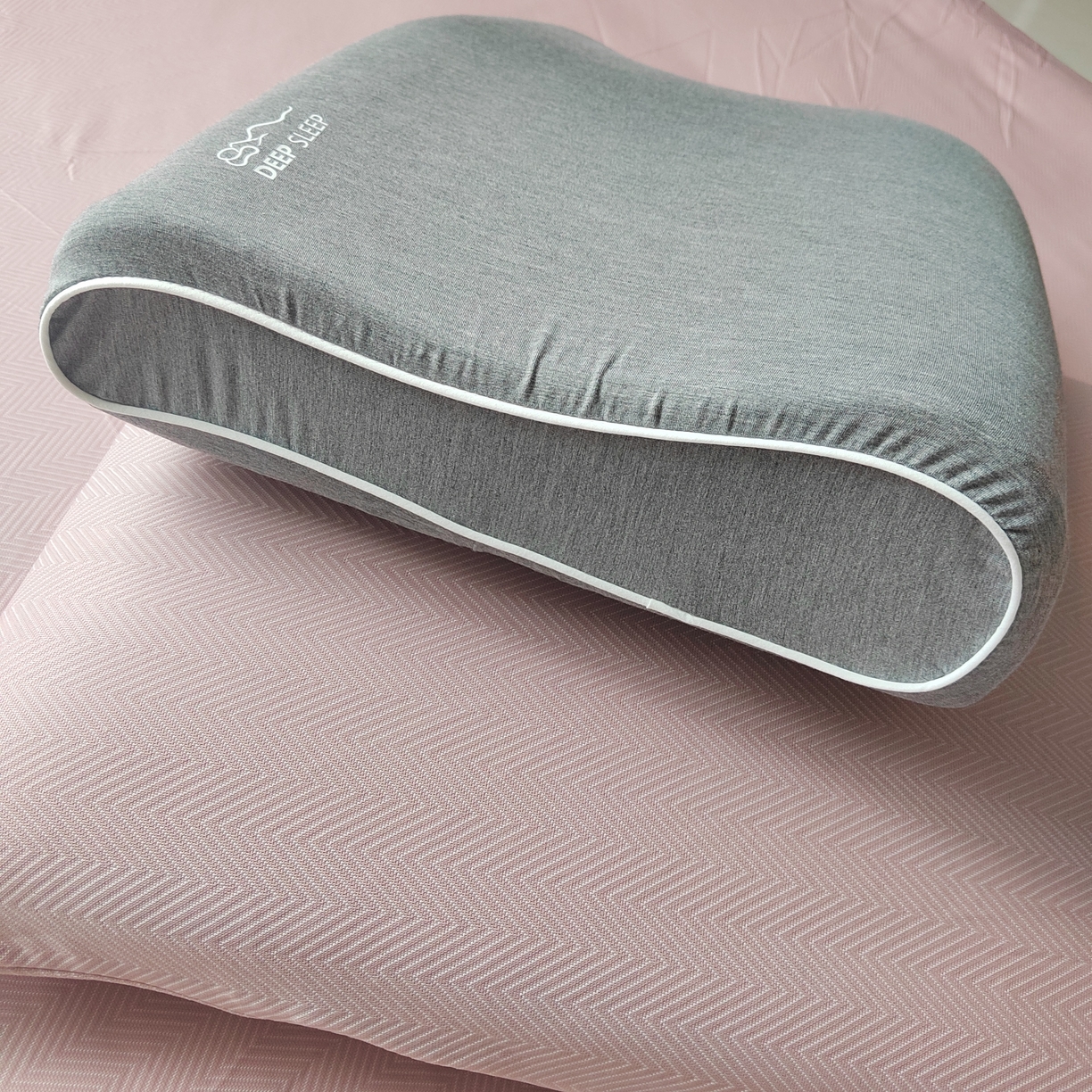 91家纺网 家纺一手货源 找家纺 （总）芯丝路枕业 2025新款全棉针织零压力慢回弹波浪型护颈枕