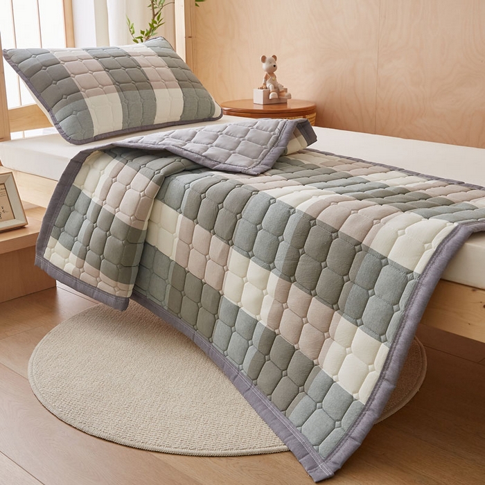 91家纺网 家纺一手货源 找家纺 暖季家纺 2025新款A类水洗棉学生絮叠床护垫 絮叠床护垫-绿大格