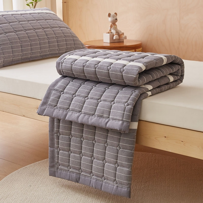 91家纺网 家纺一手货源 找家纺 暖季家纺 2025新款A类水洗棉学生絮叠床护垫 絮叠床护垫-英伦灰