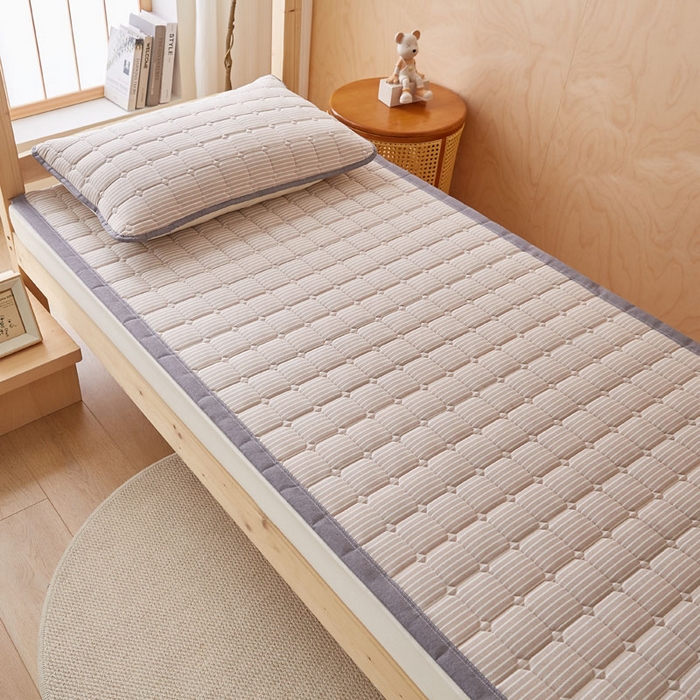 91家纺网 家纺一手货源 找家纺 暖季家纺 2025新款A类水洗棉学生絮叠床护垫 絮叠床护垫-咖细条