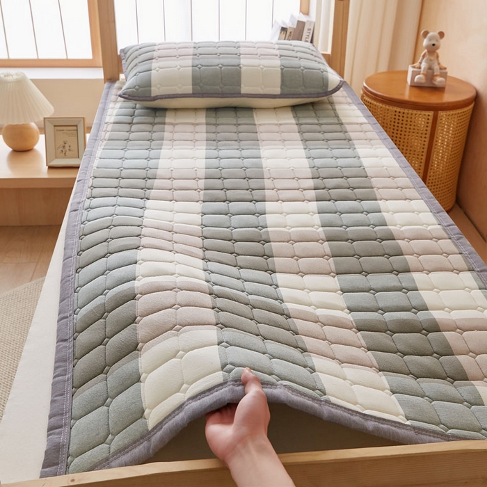 91家纺网 家纺一手货源 找家纺 暖季家纺 2025新款A类水洗棉学生絮叠床护垫 絮叠床护垫-绿大格