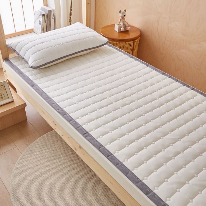 91家纺网 家纺一手货源 找家纺 暖季家纺 2025新款A类水洗棉学生絮叠床护垫 絮叠床护垫-月光白