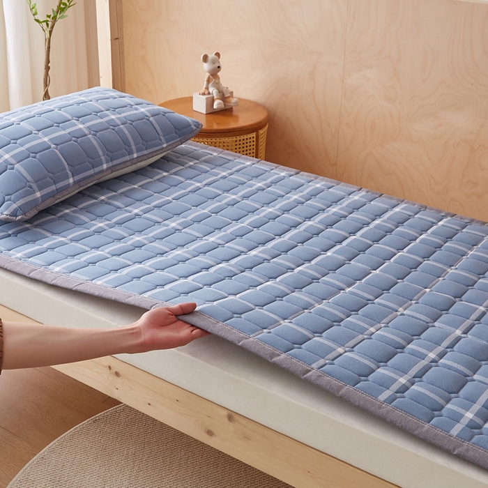 91家纺网 家纺一手货源 找家纺 暖季家纺 2025新款A类水洗棉学生絮叠床护垫 絮叠床护垫-兰灰中格