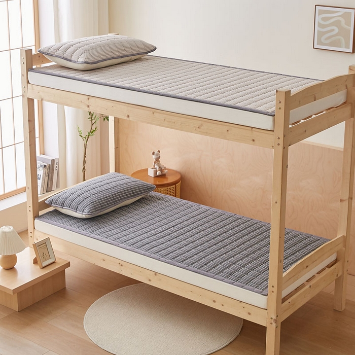 91家纺网 家纺一手货源 找家纺 暖季家纺 2025新款A类水洗棉学生絮叠床护垫 絮叠床护垫-灰细条