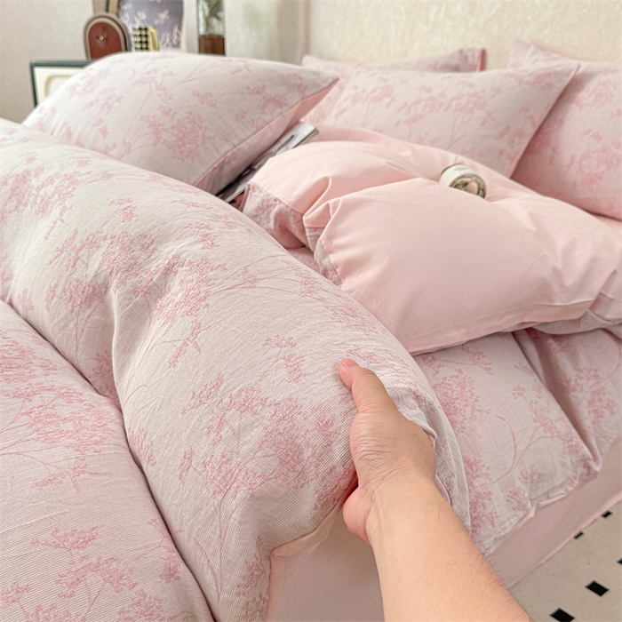 91家纺网 家纺一手货源 找家纺 灰鲸2025新款A类全棉三层纱色织提花系列四件套 初春-粉