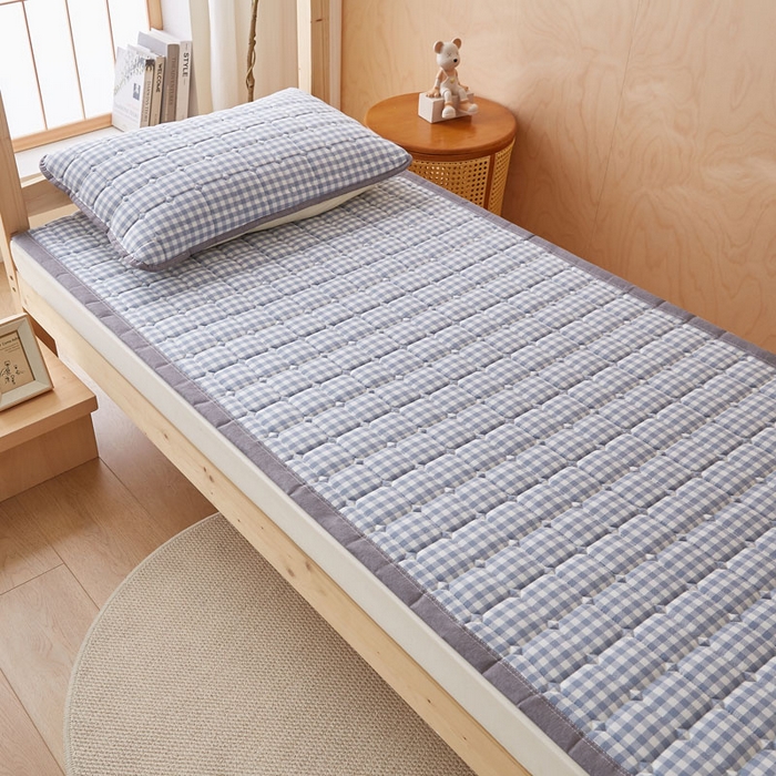 91家纺网 家纺一手货源 找家纺 暖季家纺 2025新款A类水洗棉学生絮叠床护垫 絮叠床护垫-蓝小格