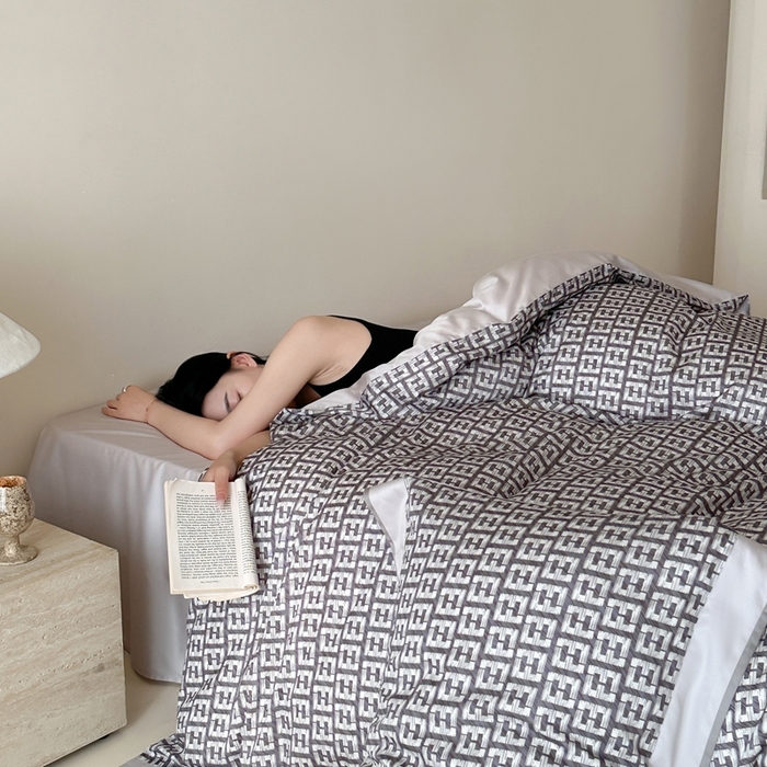 91家纺网 家纺一手货源 找家纺 赫帛 2025新款60s数码印花天丝棉四件套-字母F 字母F-紫灰色