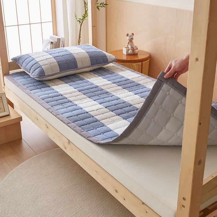 91家纺网 家纺一手货源 找家纺 暖季家纺 2025新款A类水洗棉学生絮叠床护垫 絮叠床护垫-蓝大格