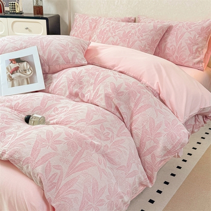 91家纺网 家纺一手货源 找家纺 灰鲸2025新款A类全棉三层纱色织提花系列四件套 叶语-粉